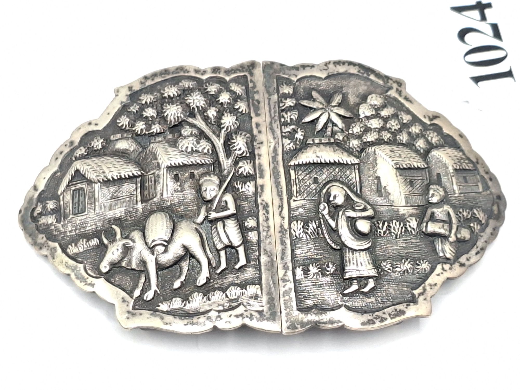 1024 · SILVER EMBOSSED BELT BUCKLE