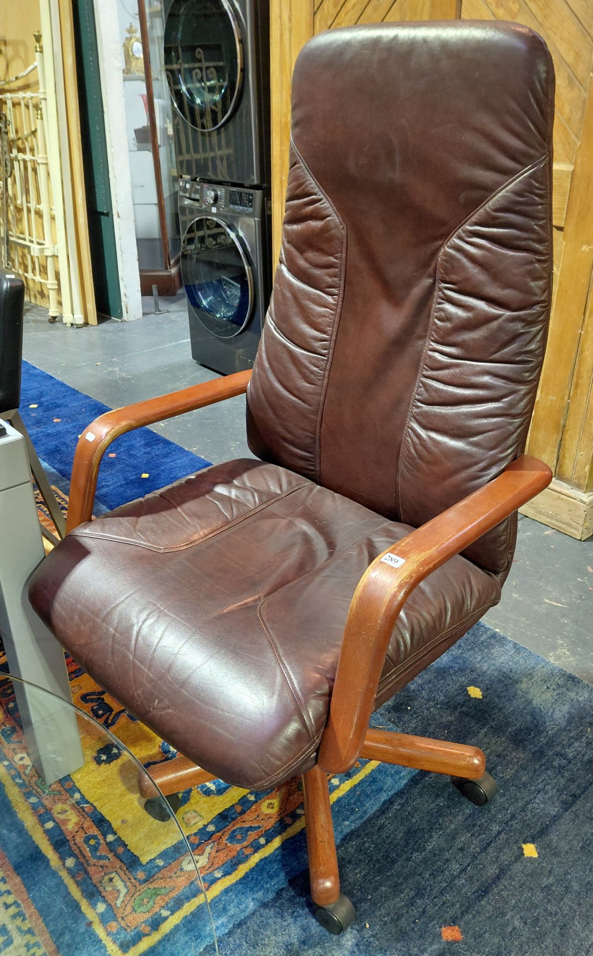 289 · LEATHER OFFICE CHAIR