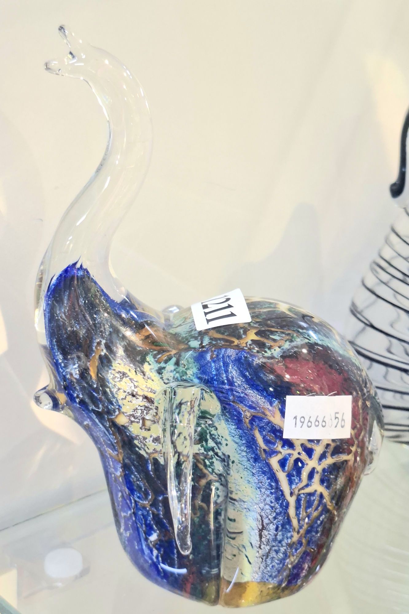 1211 · ART GLASS FIGURINE