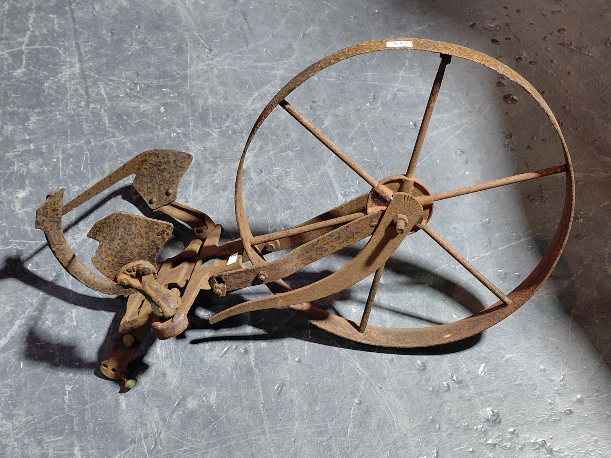 RUSTIC METALLIC GARDEN ORNAMENT