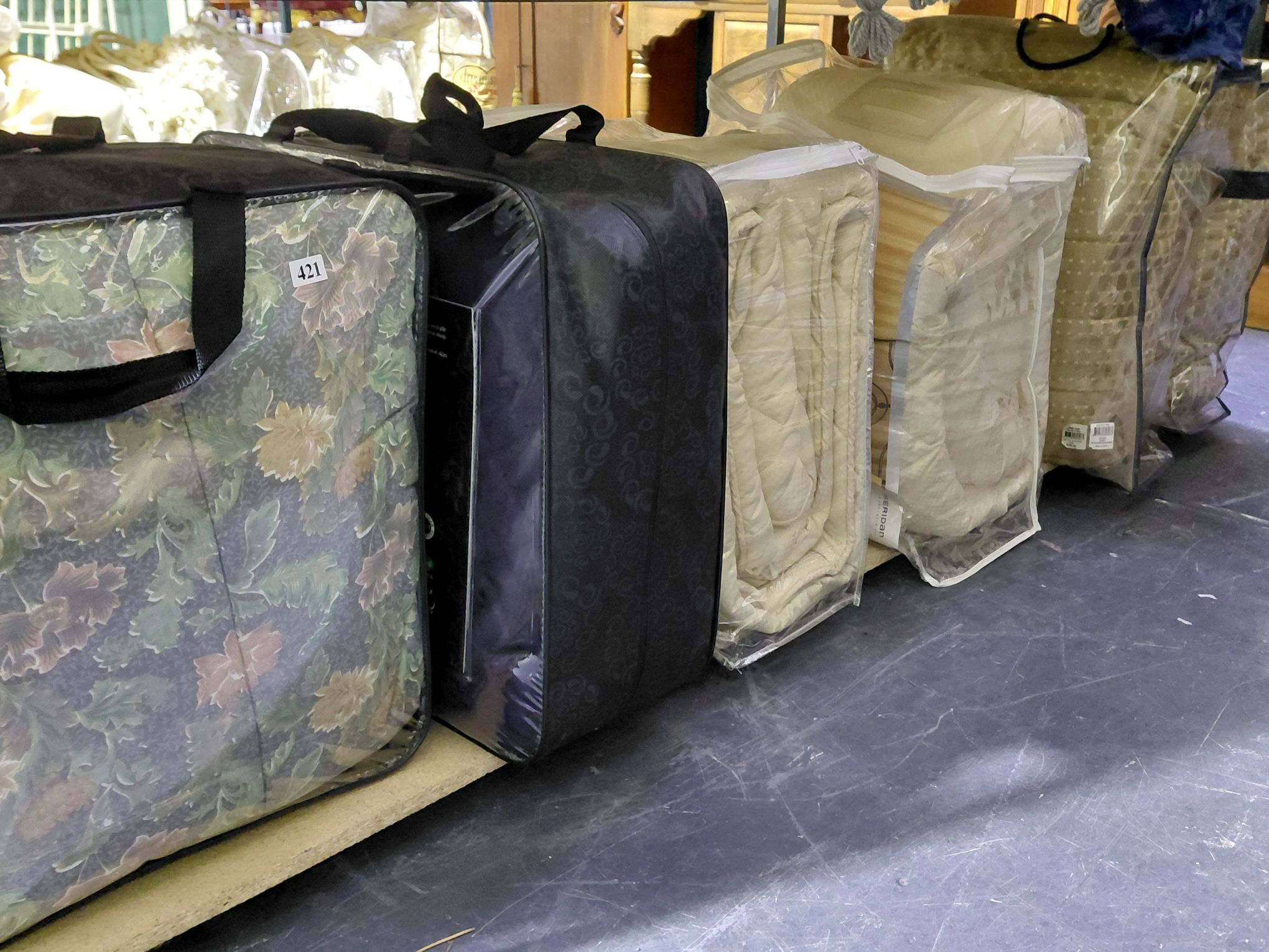 421 · BEDDING AND BLANKETS
