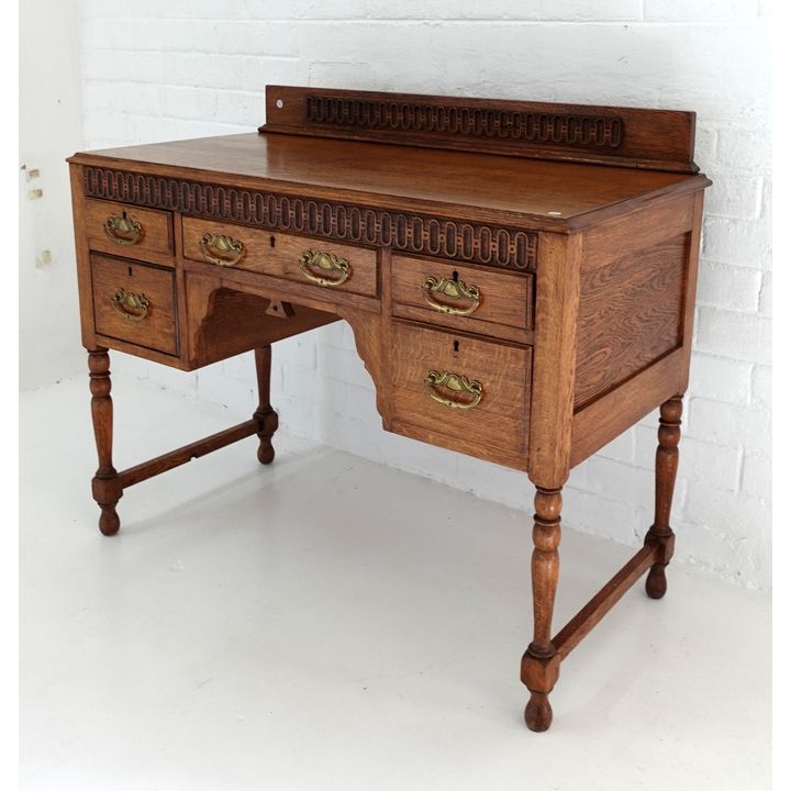 OAK DRESSING TABLE