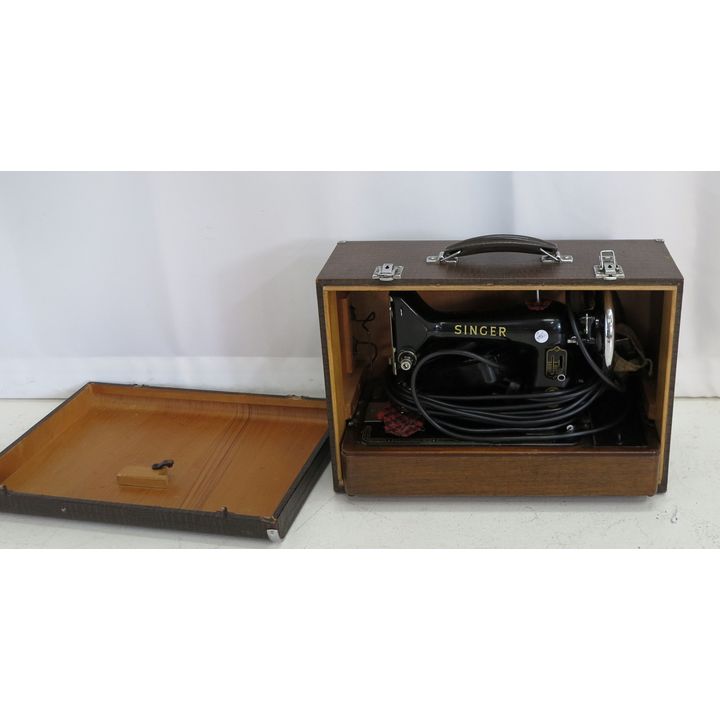 CASED SINGER SEWING MACHINE