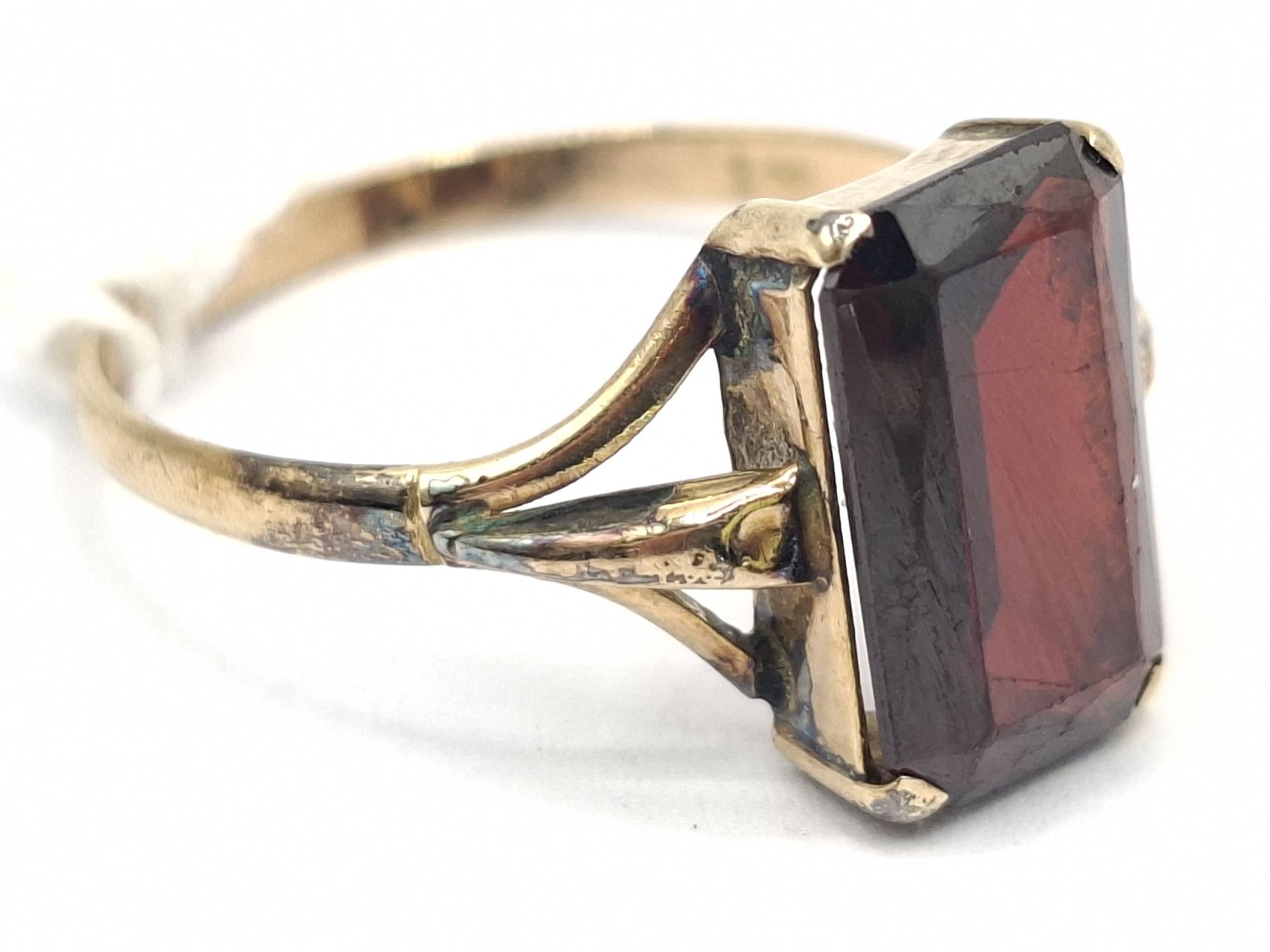 1147 · 9CT GOLD GARNET RING