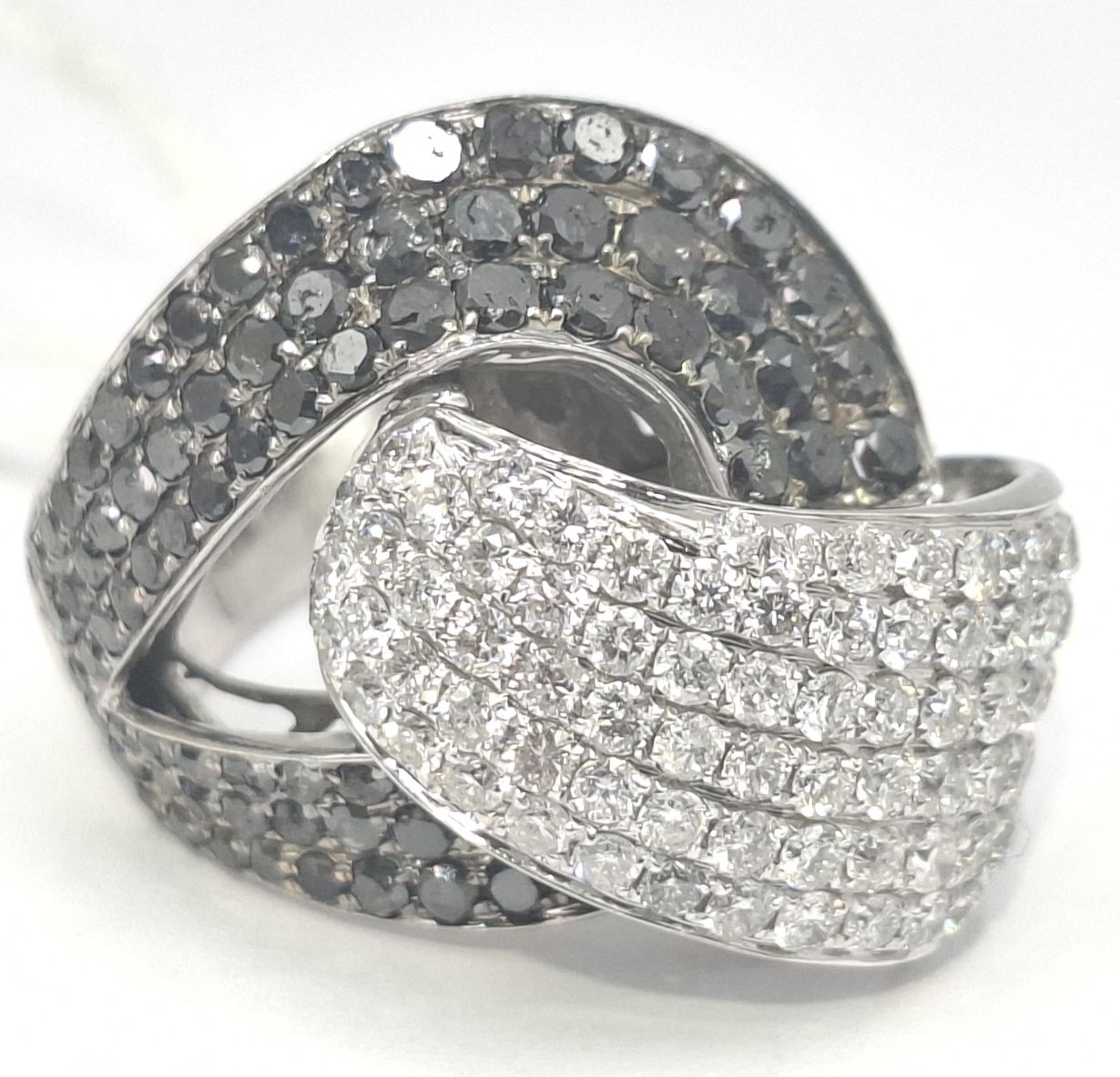 18ct Black And White Diamond Dress Ring