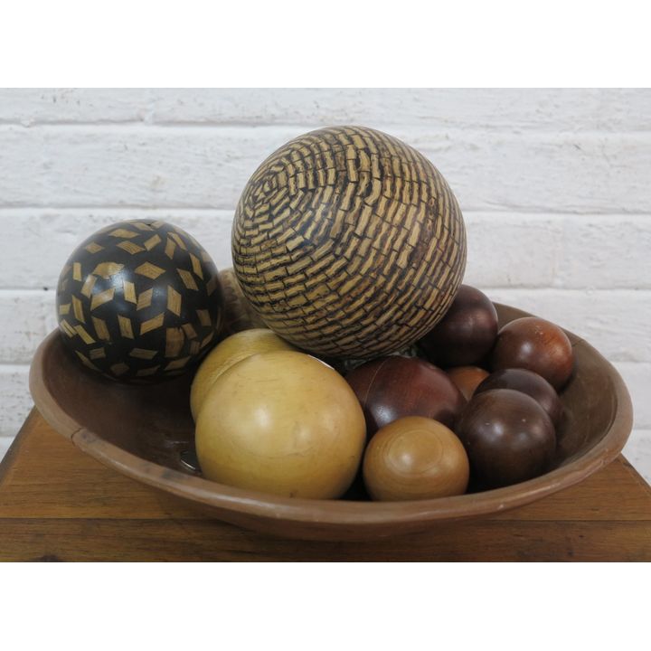BOWL WITH DECORATIVE BALLS