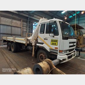 K13 | 2004 NISSAN UD290 D/AXLLE DROP SIDE TRUCK WITH CENTRE MOUNT CRANE