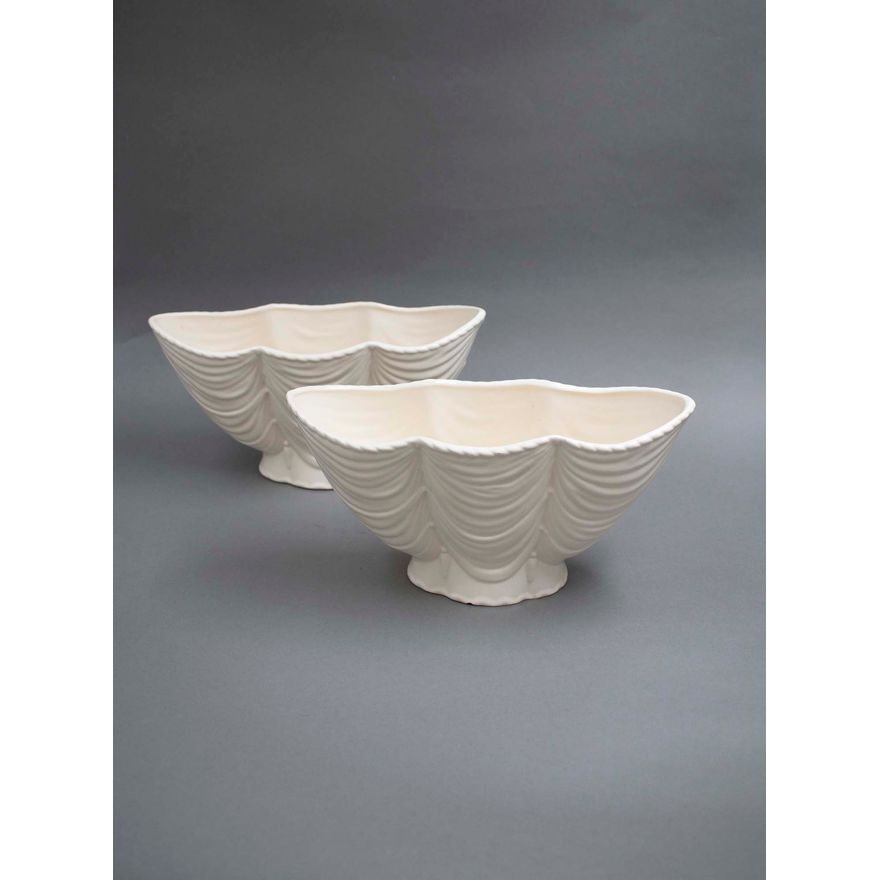 Crown Lynn Potteries - A pair of fan-shaped mantle vases