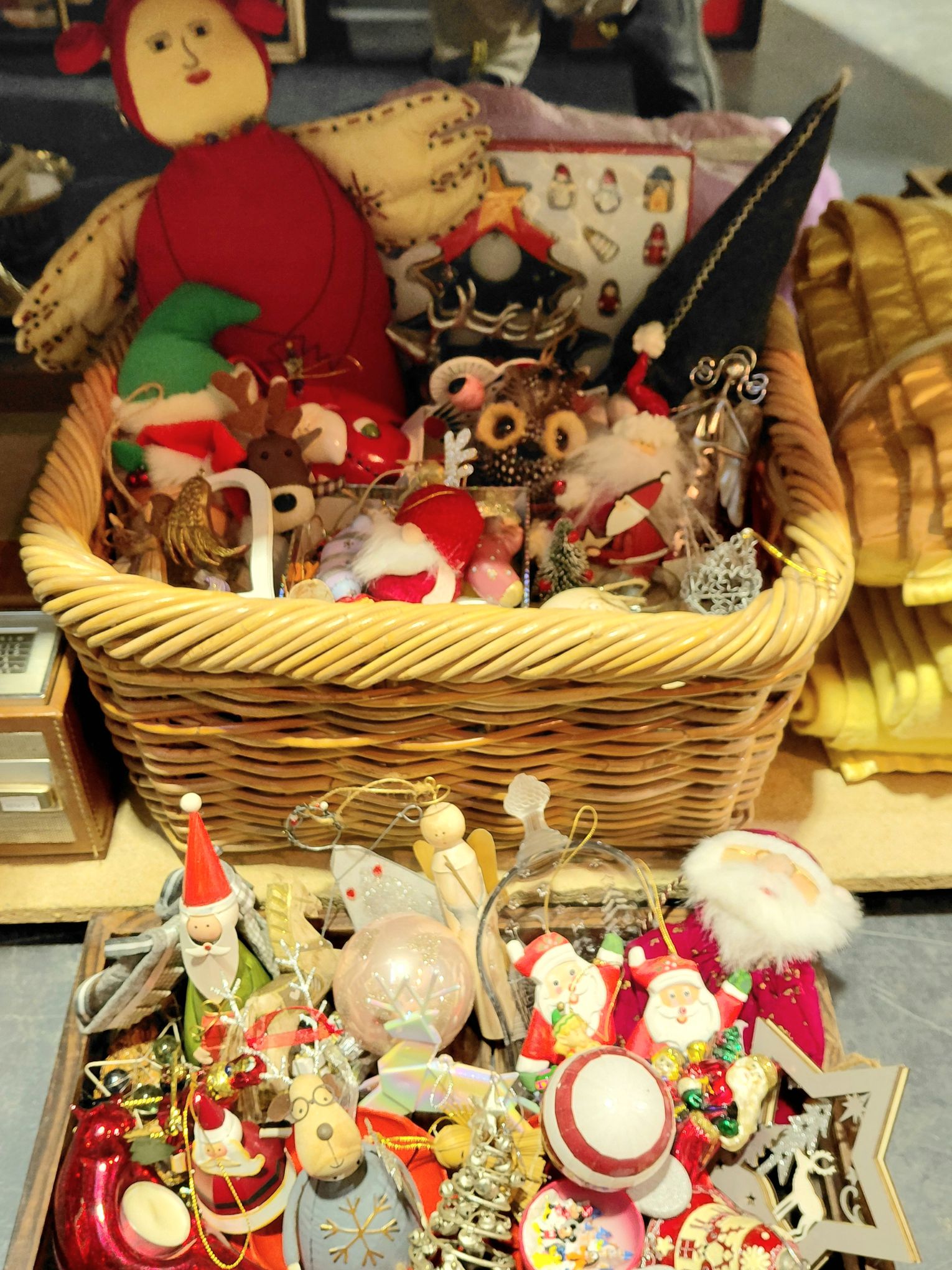 427 · CHRISTMAS DECORATIONS