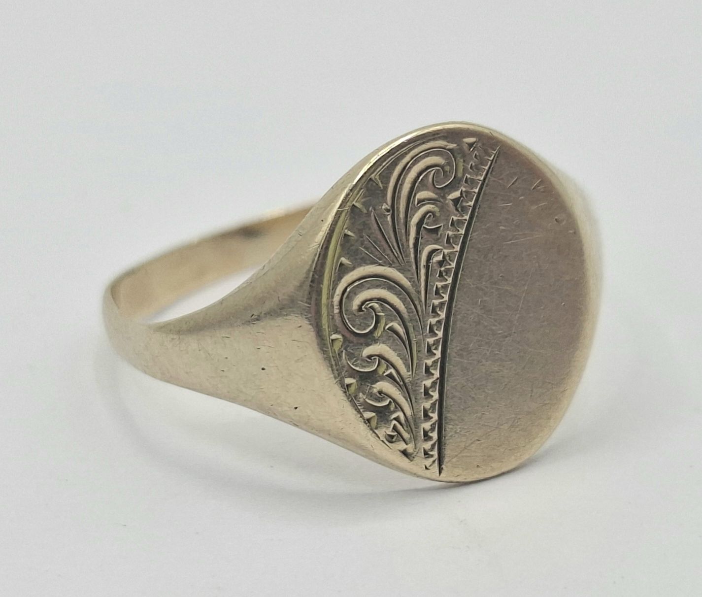 220 · 9CT UNISEX SIGNET RING