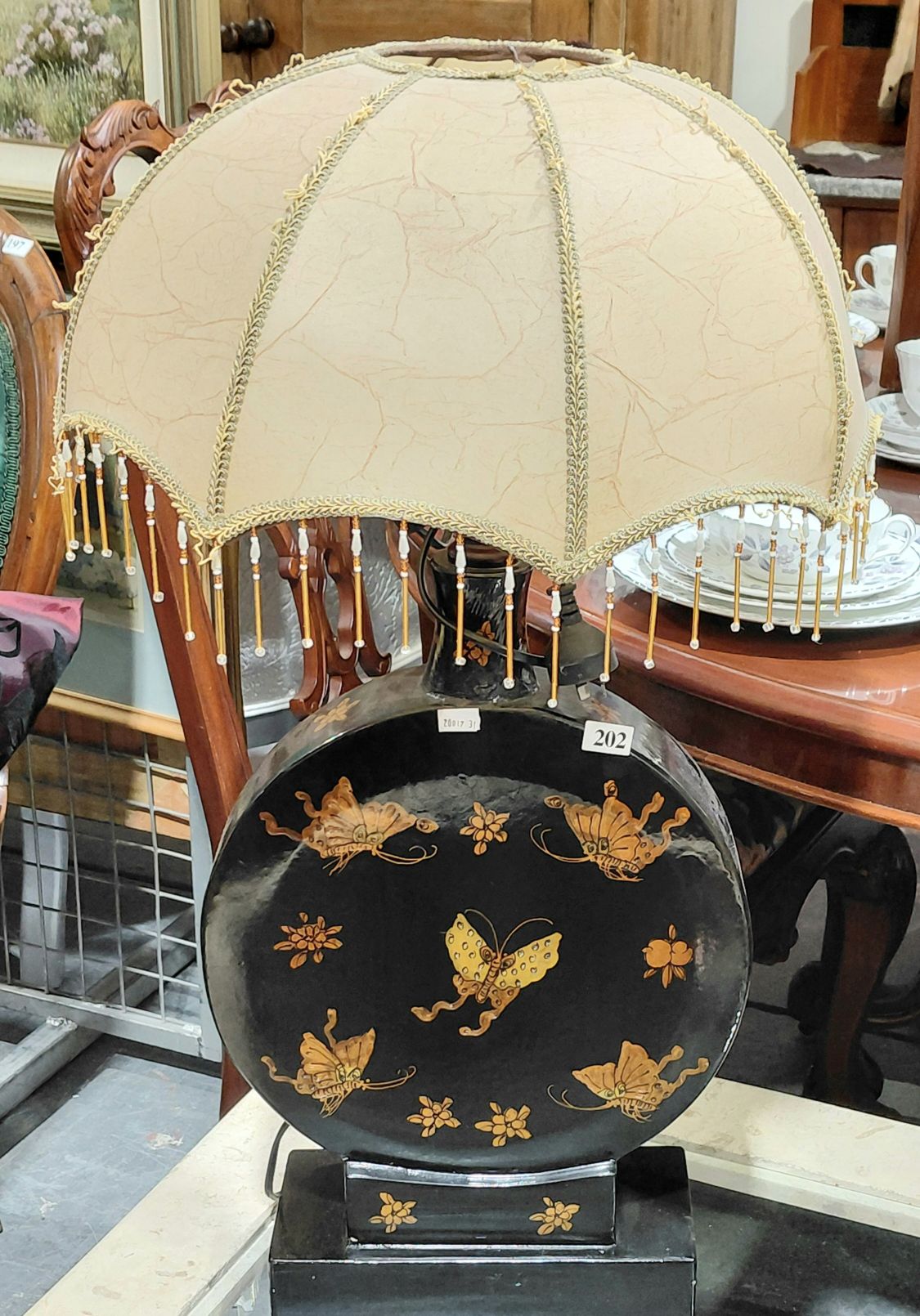 202 · DECORATIVE TABLE LAMP