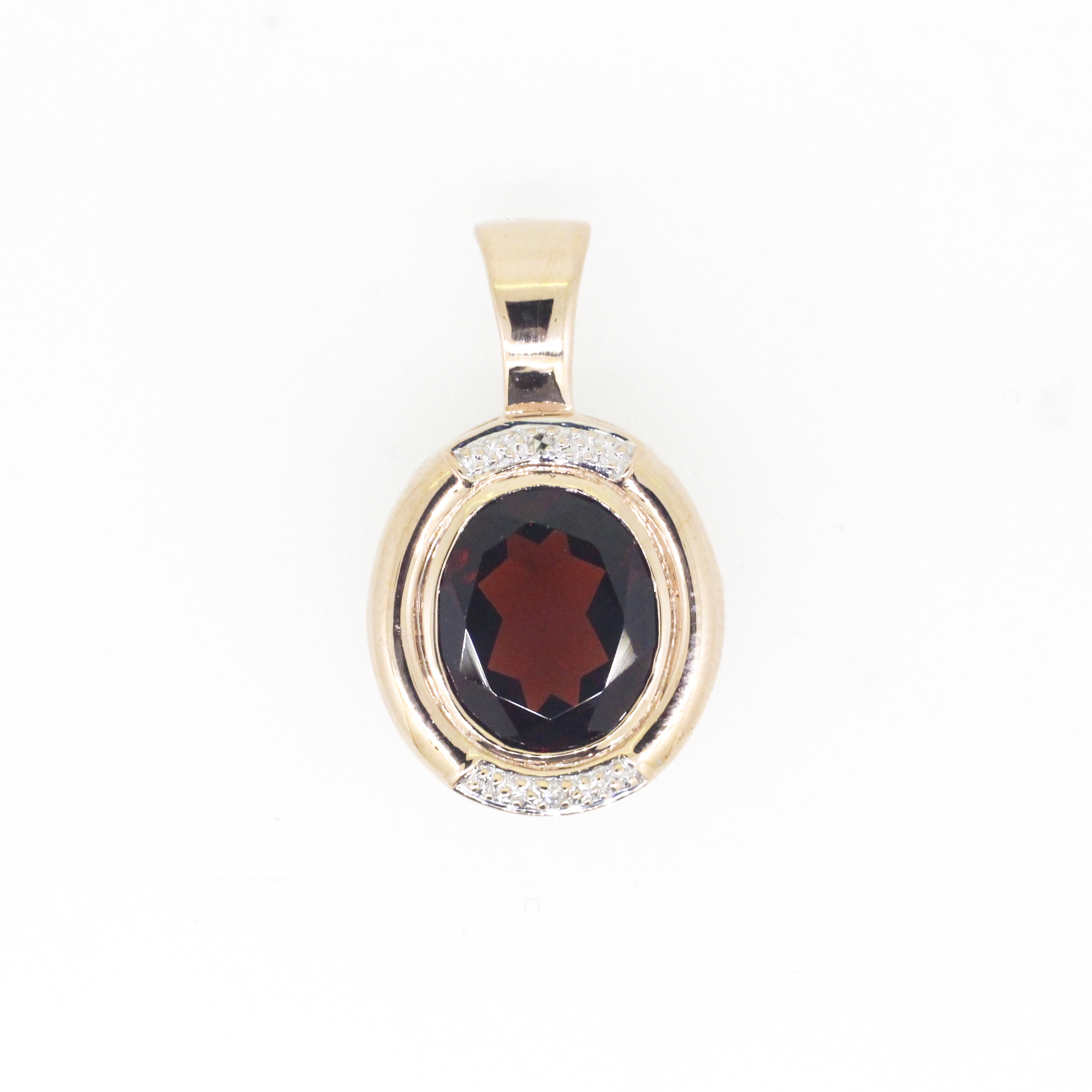 387. · Garnet & Diamond Pendant 3.25g