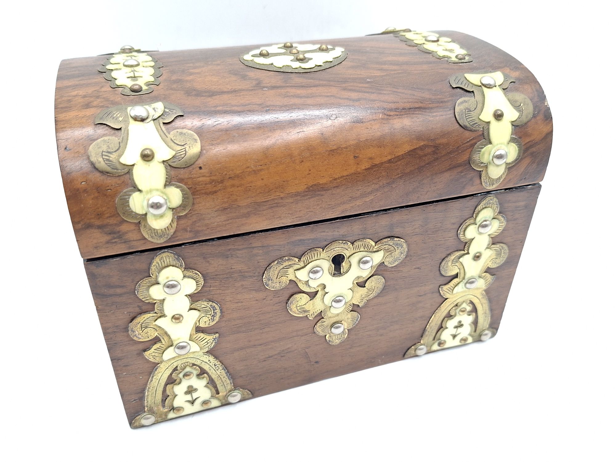 31 · VICTORIAN WALNUT TEA CADDY