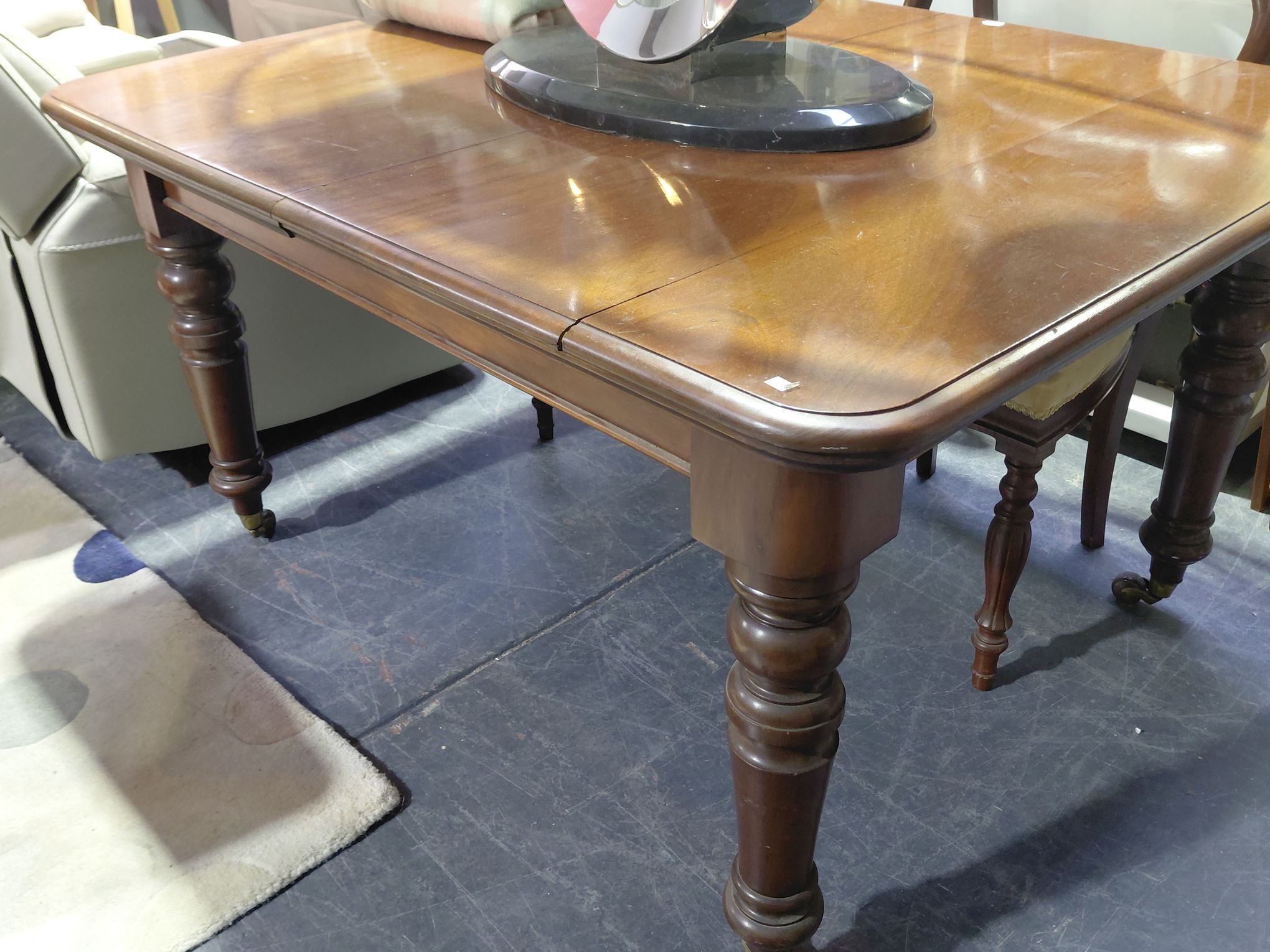 361 · VICTORIAN DINING TABLE