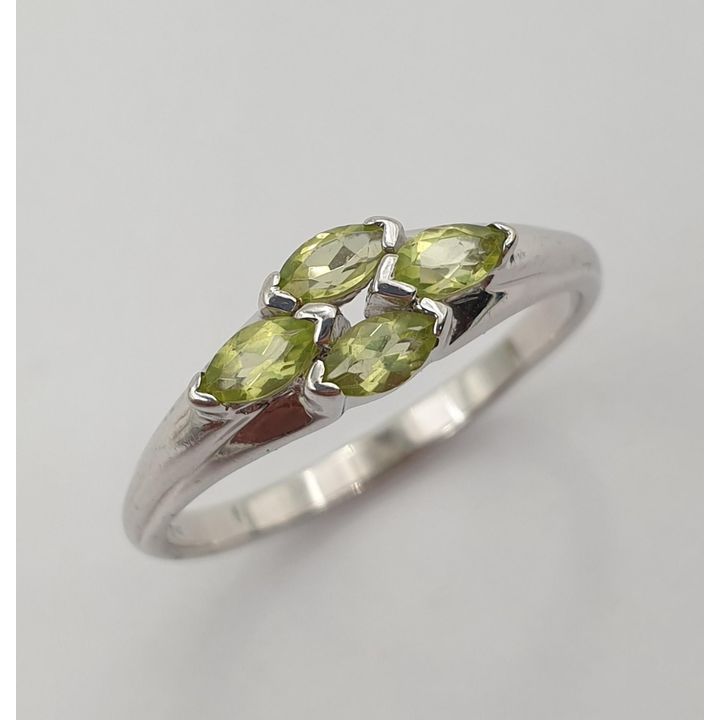 9ct W/G Peridot Ring