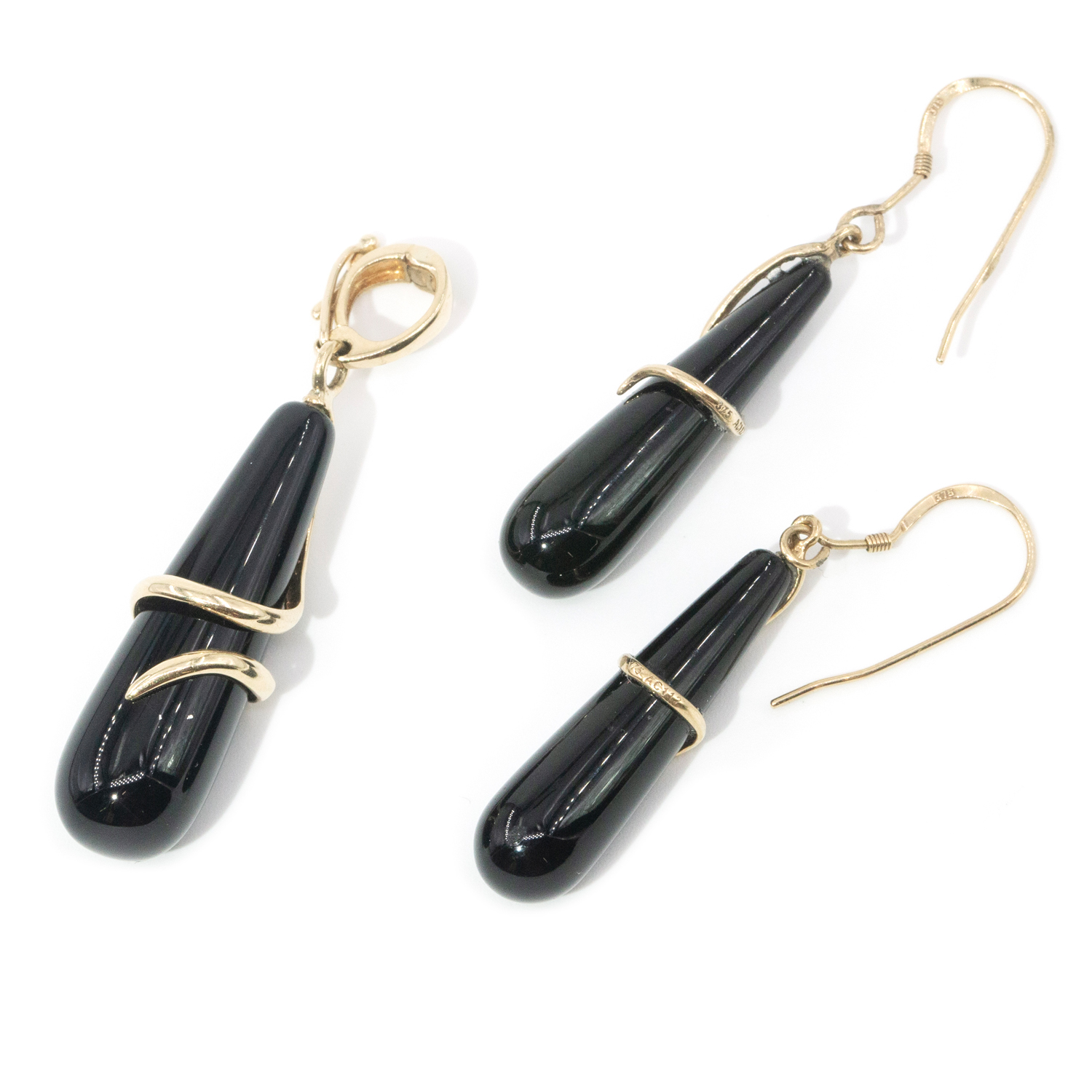 151 · 9ct Gold Onyx Pendant and Earrings