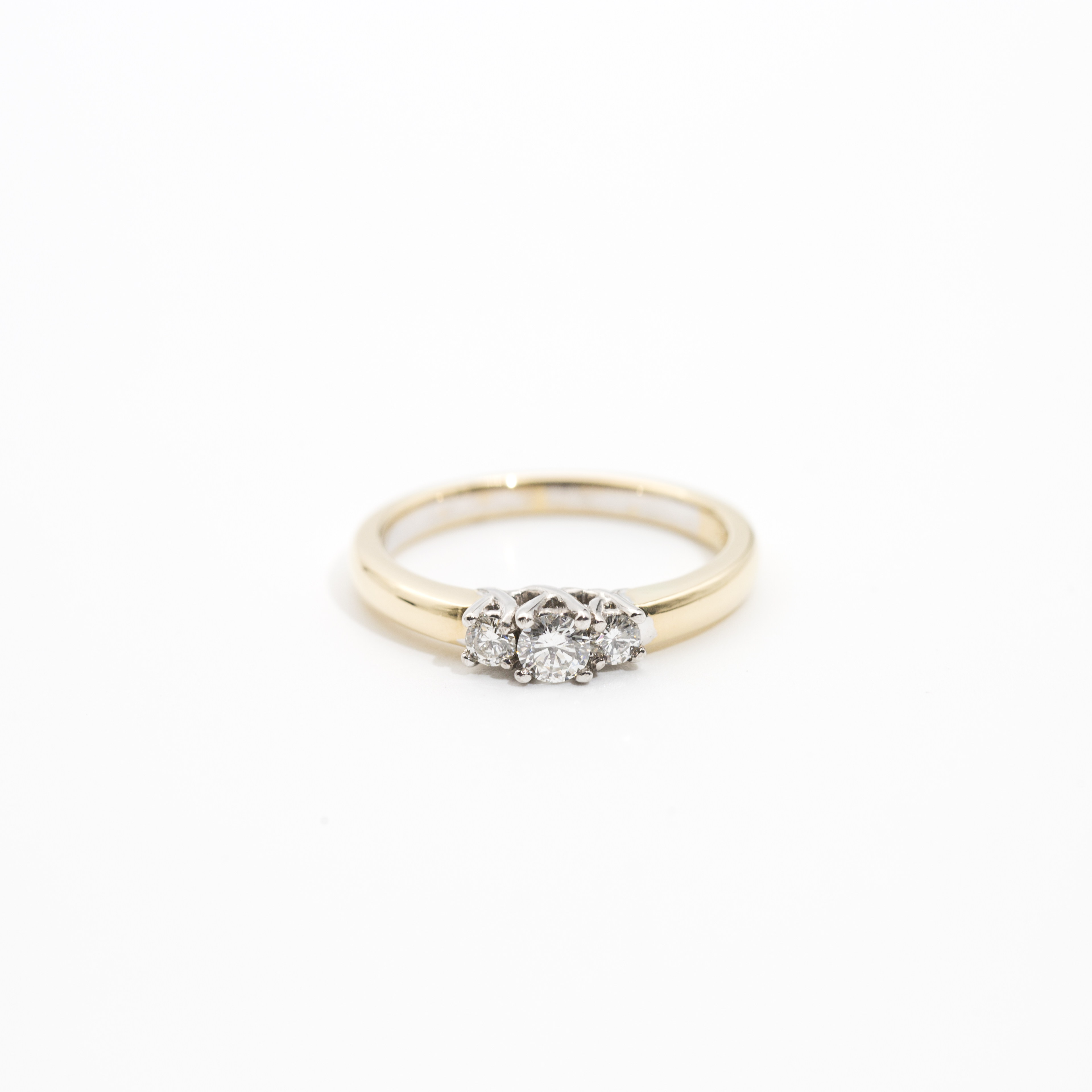 482. · 18ct Gold & Diamond Ring 4.3g