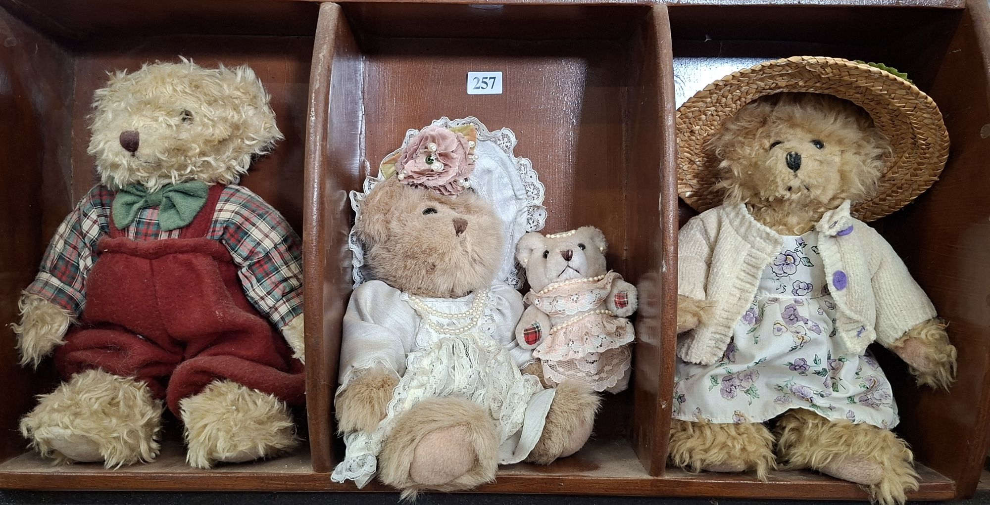 257 · PLUSH TEDDY BEARS