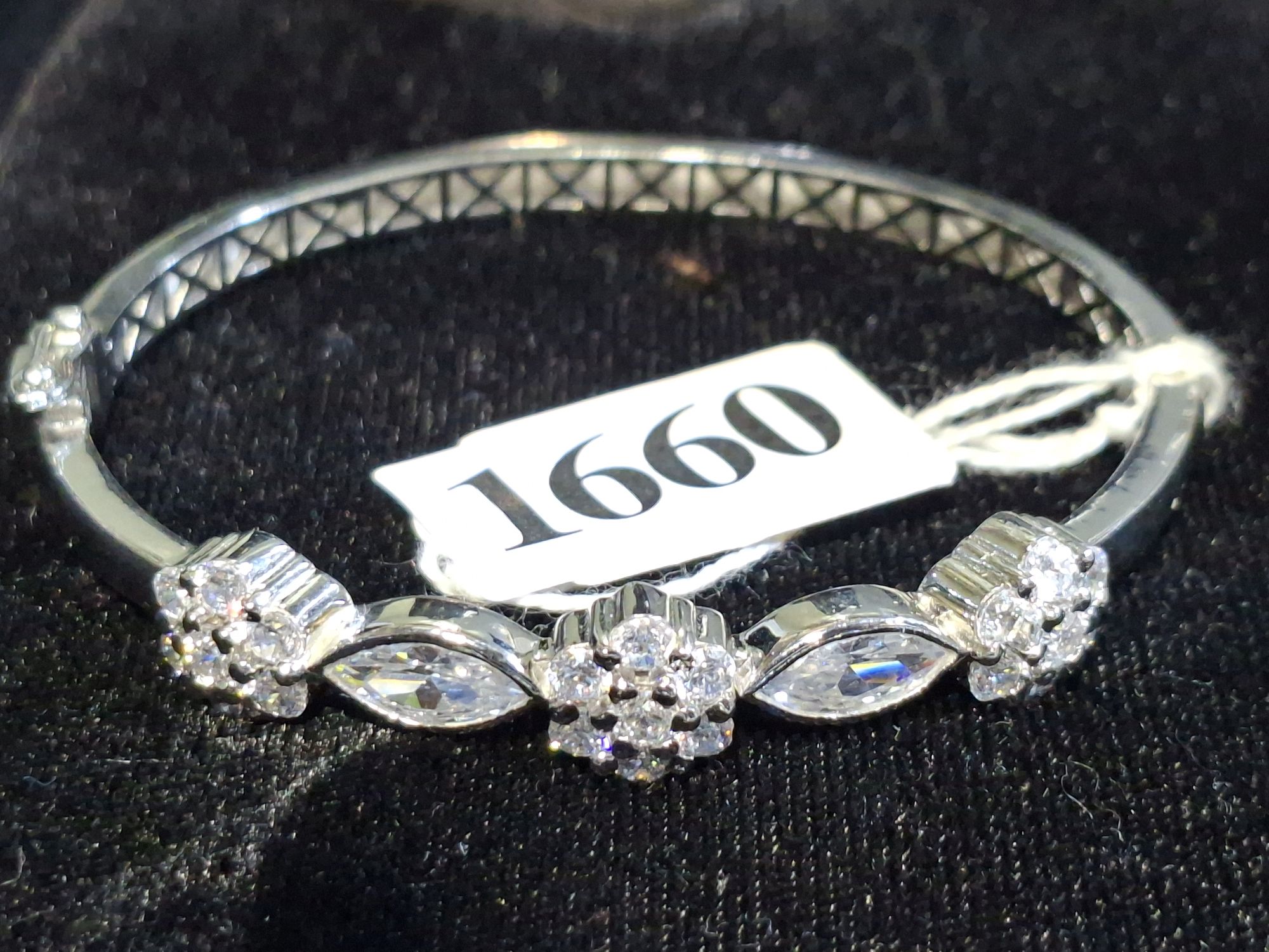 Ladies Hinged Bangle