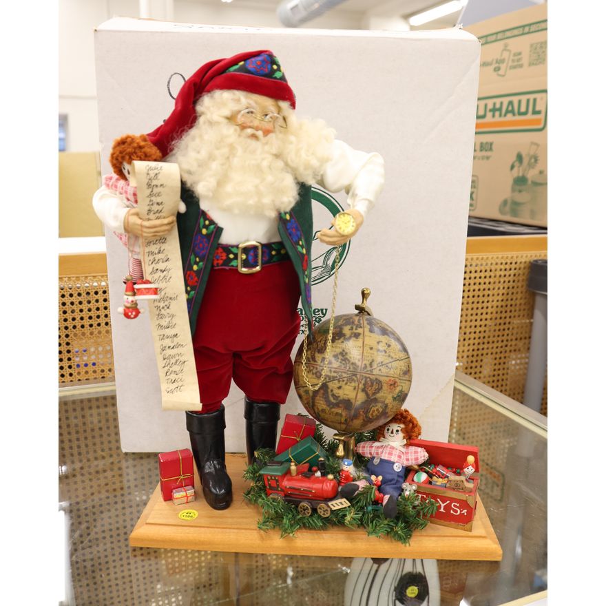 Lynn Haney ''Almost Time for Christmas'' 1992 Santa Figure 17''