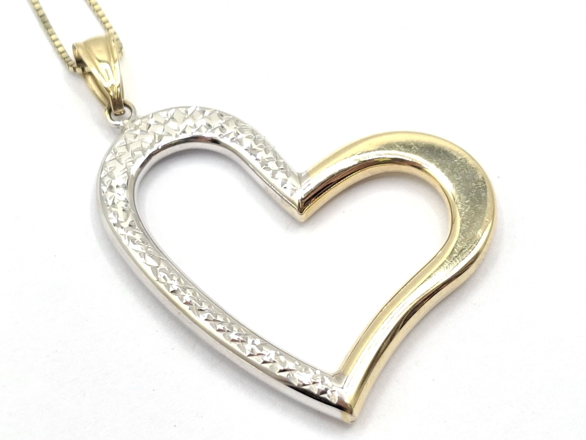 233 · 10CT GOLD PENDANT AND CHAIN