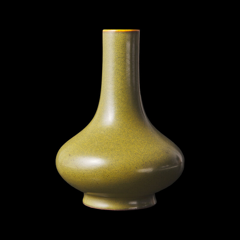 A Chinese Tea Dust Glazed Vase, Qianlong Mark and Period
清乾隆 茶葉末釉賞瓶
