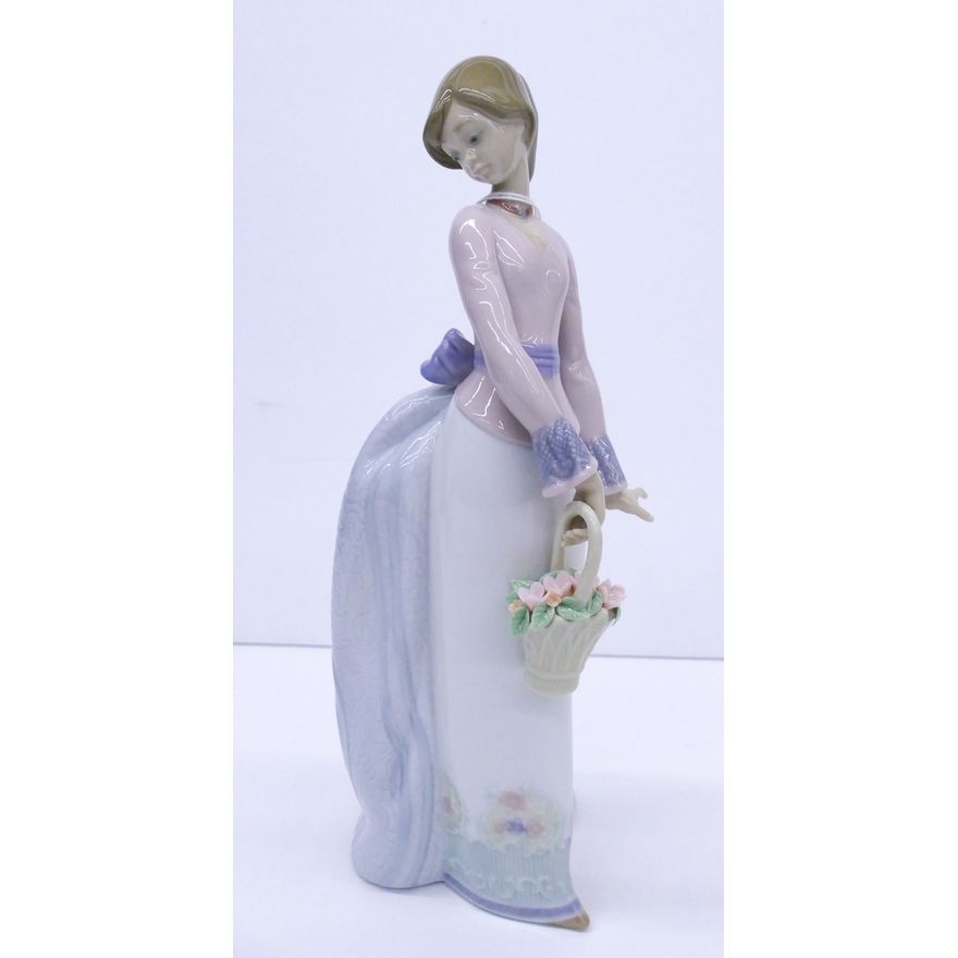 Lladro ''Basket of Love'' Figure With Box - 07622