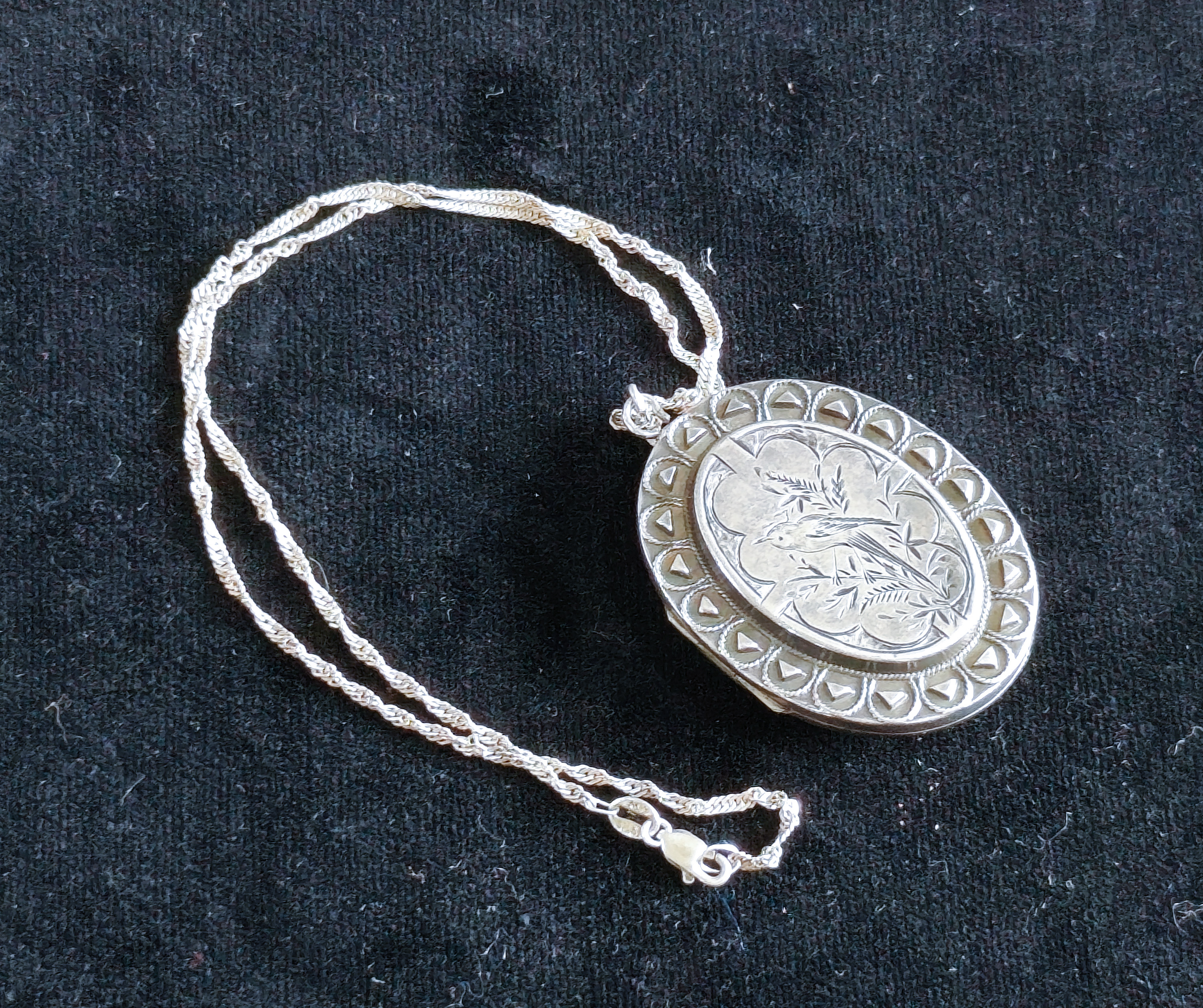 Sterling Silver Victorian Locket/Chain — NZ auction result