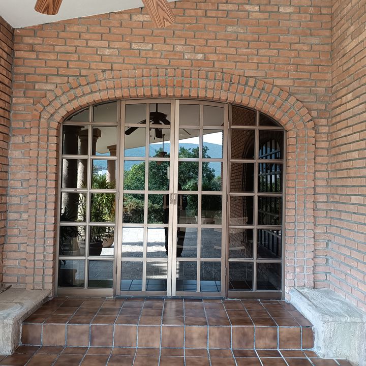 Puerta con ventanal