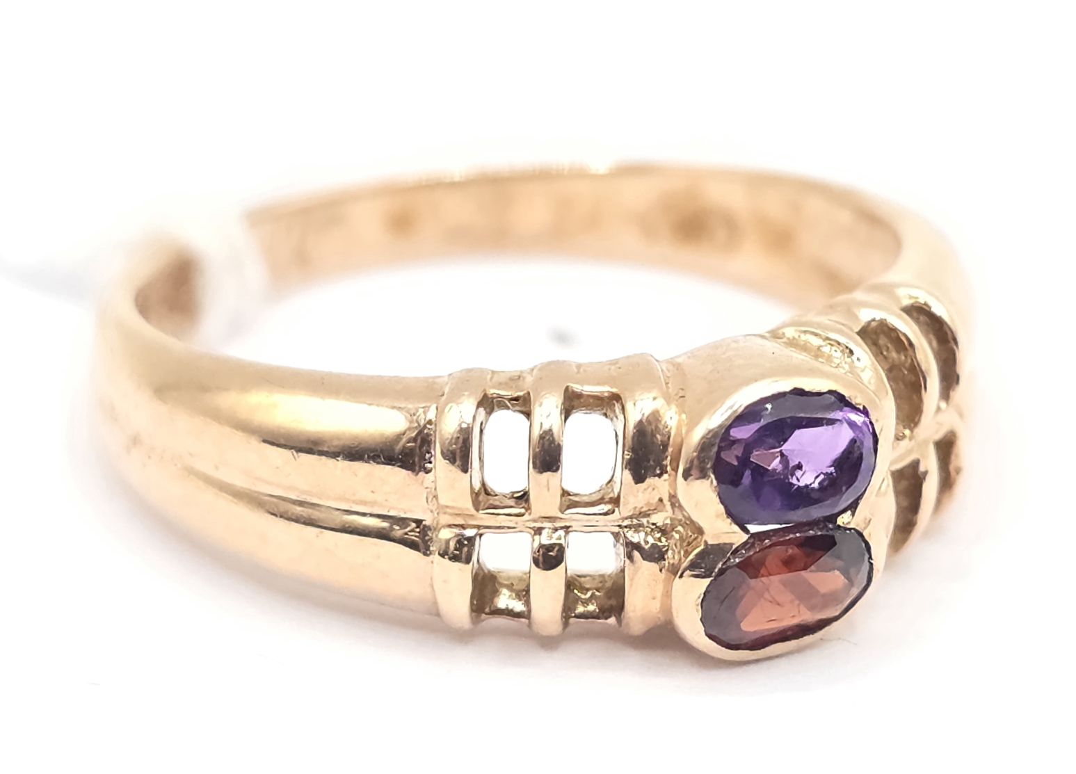 51 · 9CT GOLD GARNET AMETHYST RING