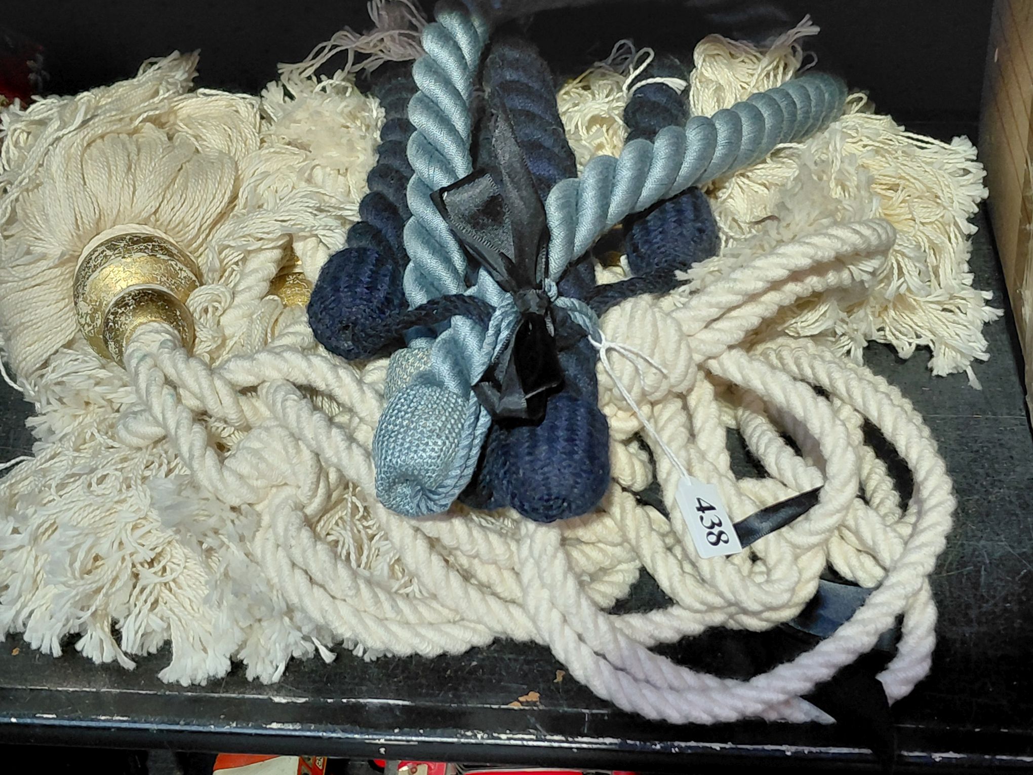 438 · QUANTITY OF CURTAIN TIES