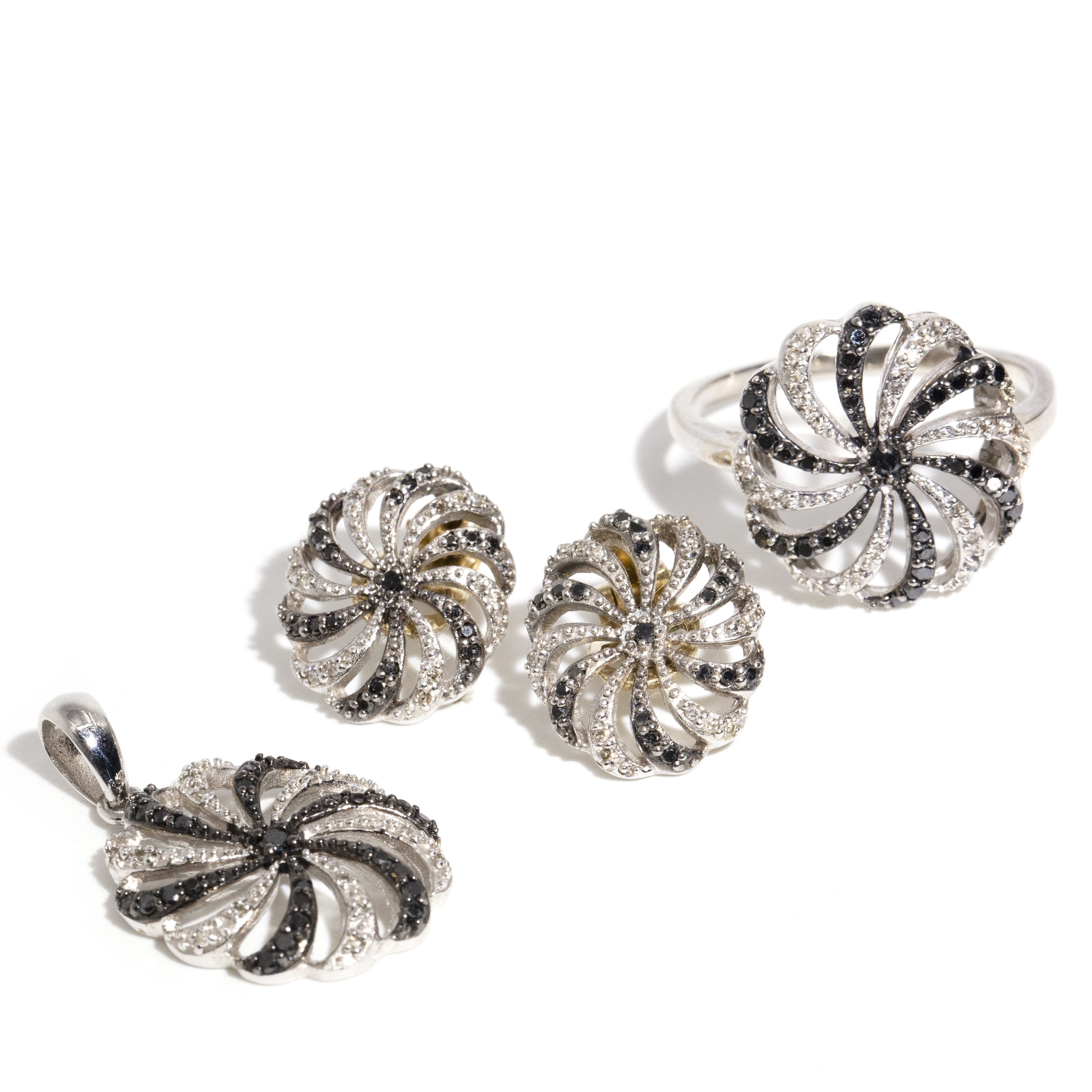 412 · 18ct Gold White & Black Diamond Ring, Earrings & Pendant Set