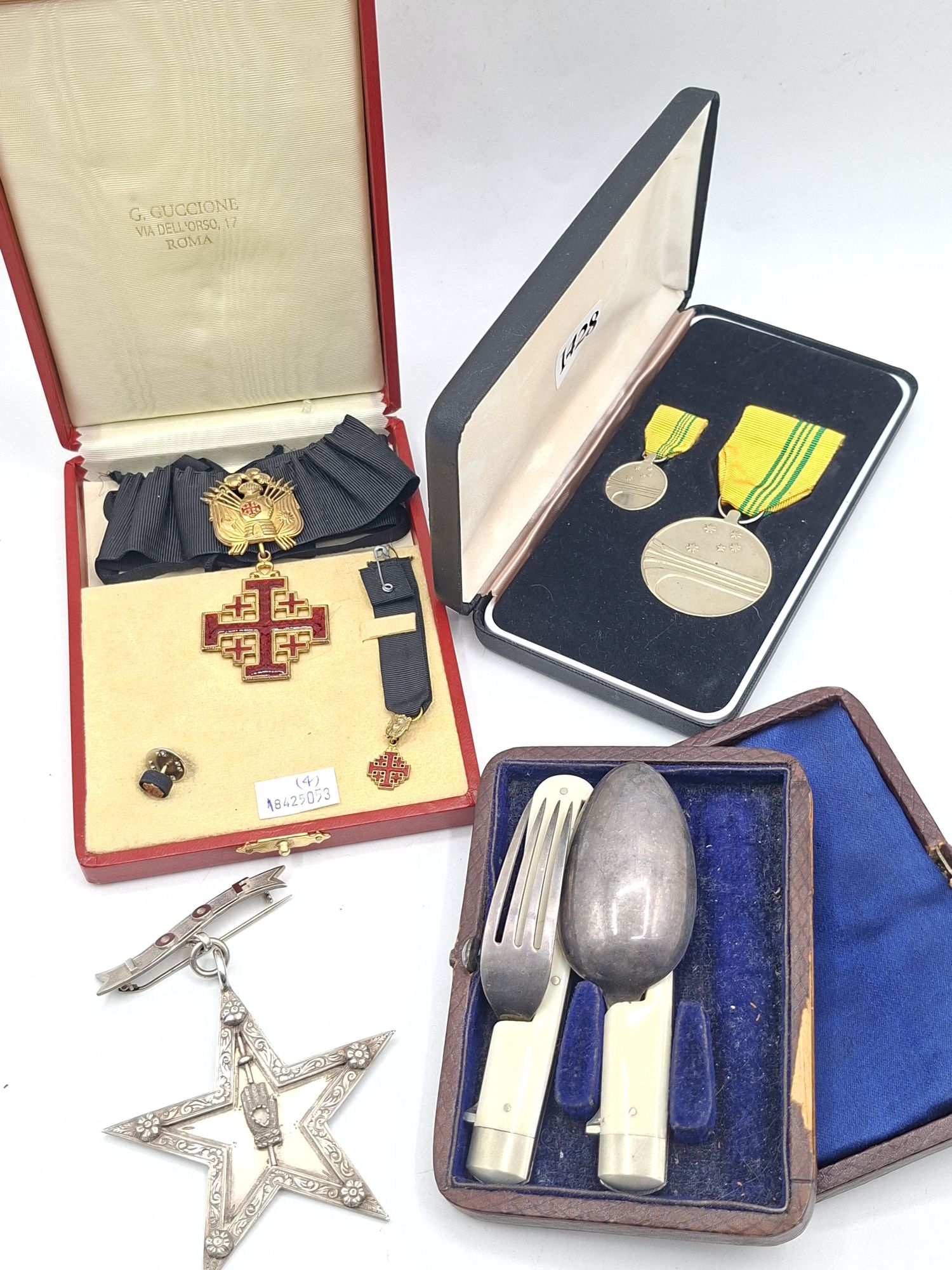CASED CUTLERY IOOF AND ITALIAN MEDALLION