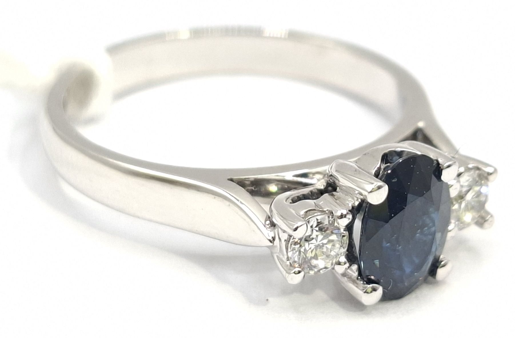 256 · 18CT GOLD SAPPHIRE AND DIAMOND RING