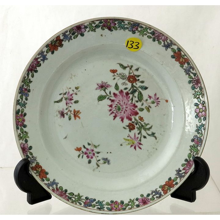 A 19TH CENTURY CHINESE FAMILLE ROSE PORCELAIN PLATE.