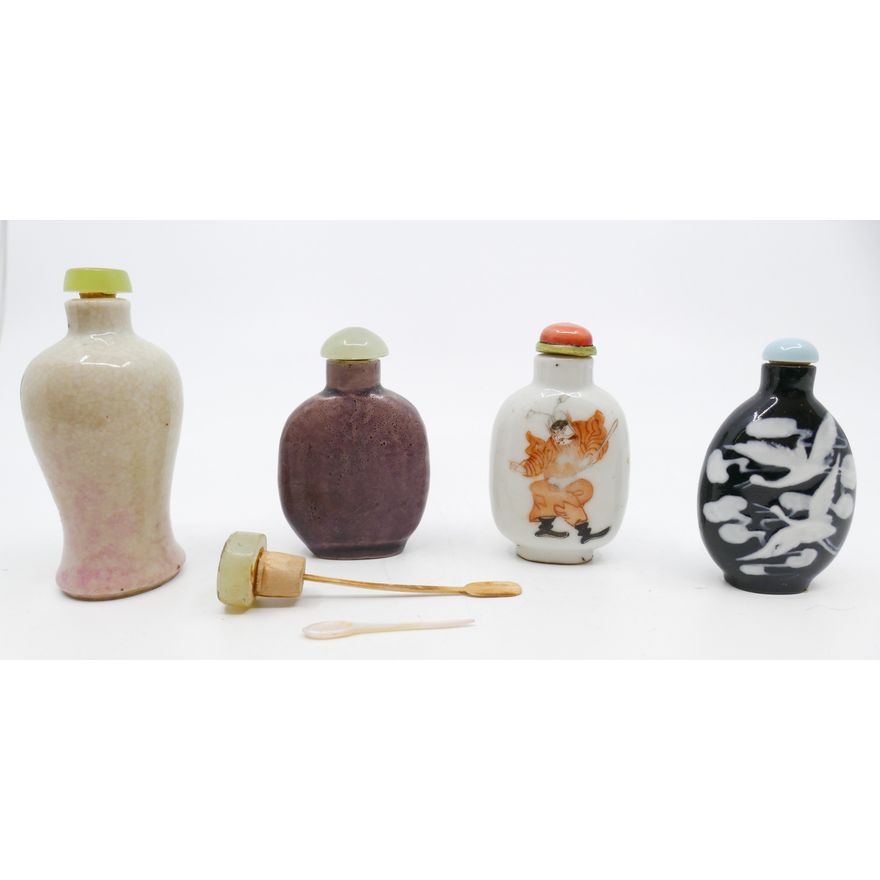 Box 4pc Old Chinese Porcelain Snuff Bottles