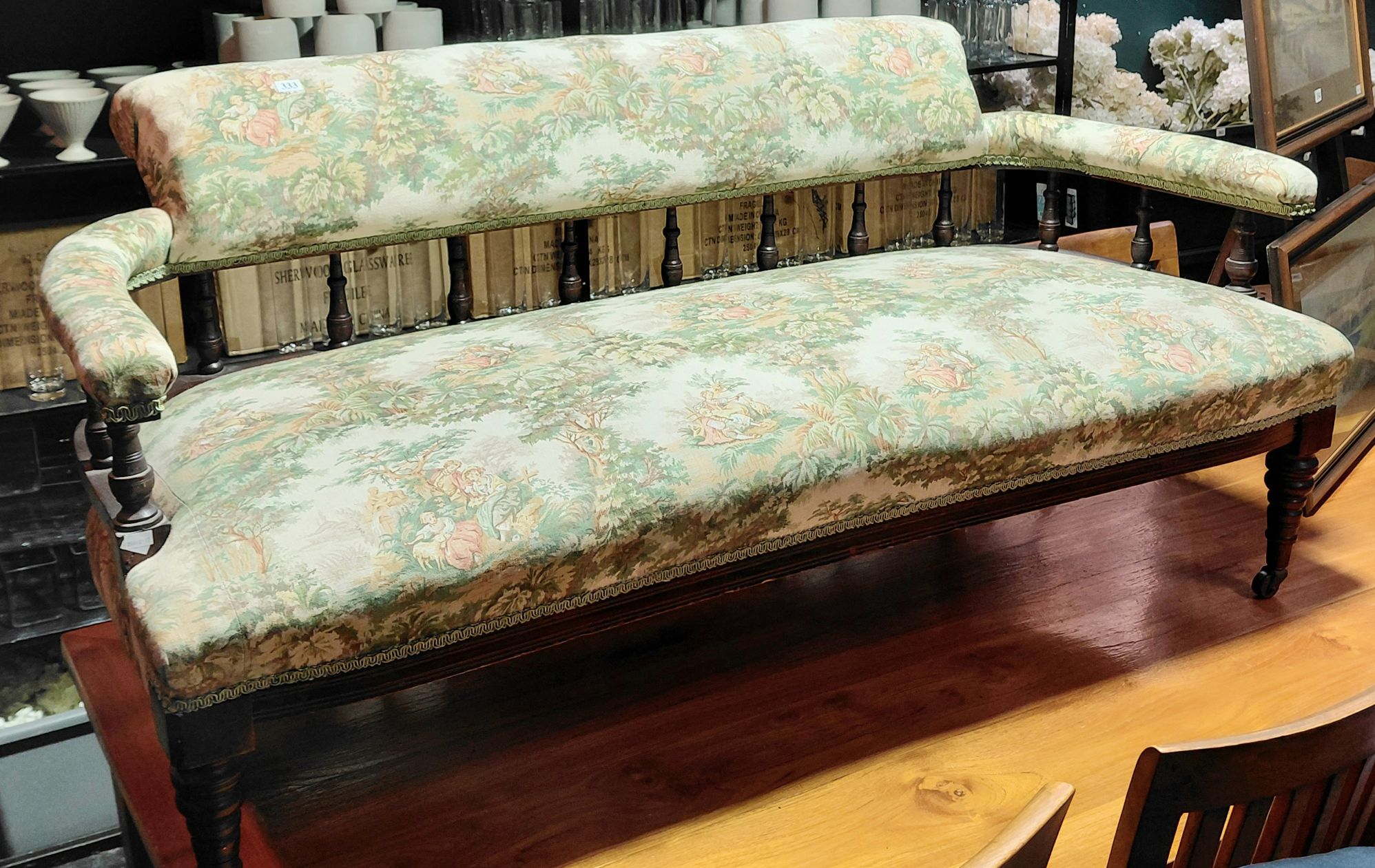 333 · A LATE VICTORIAN SETTEE