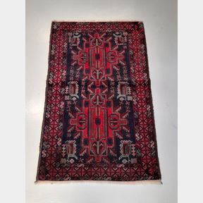 A FINE ANTIQUE BALOUCH WOOL RUG, of neat size, circa 1940’s, with fringe on each end, with geometric design to