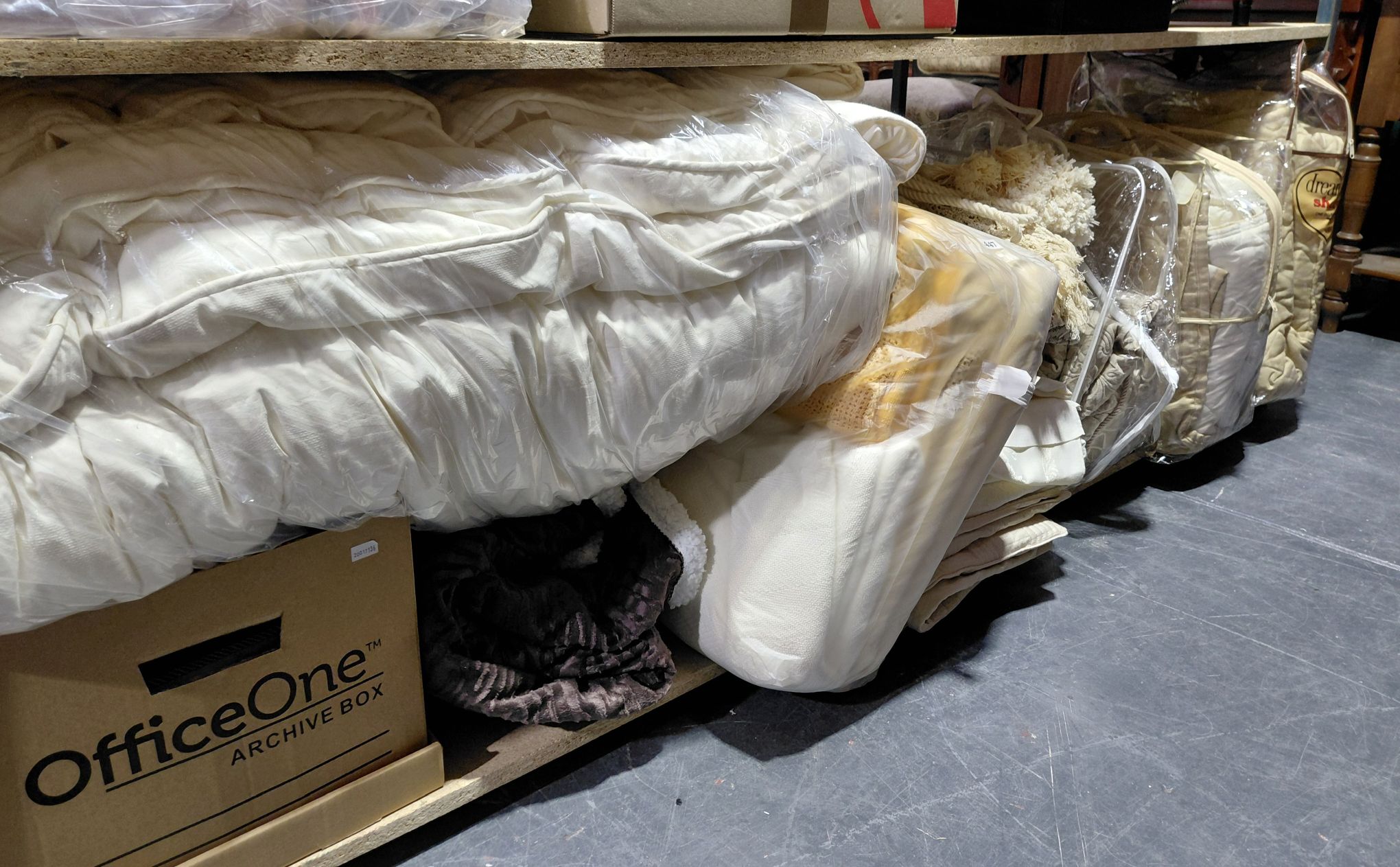 447 · BEDDING AND BLANKETS