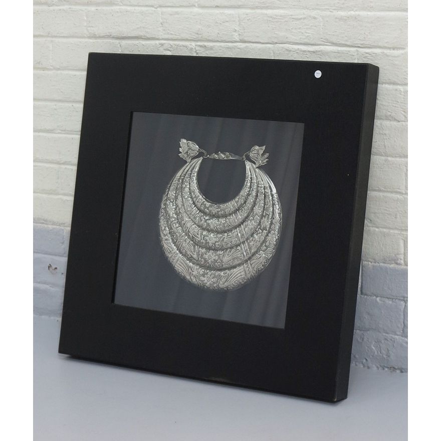 FRAMED SILVERED METAL NECKLACE
