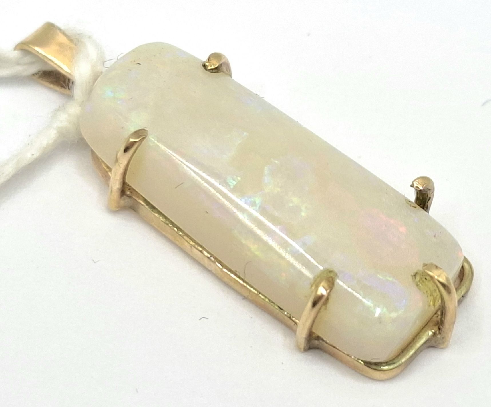 1115 · 9CT GOLD AND OPAL PENDANT