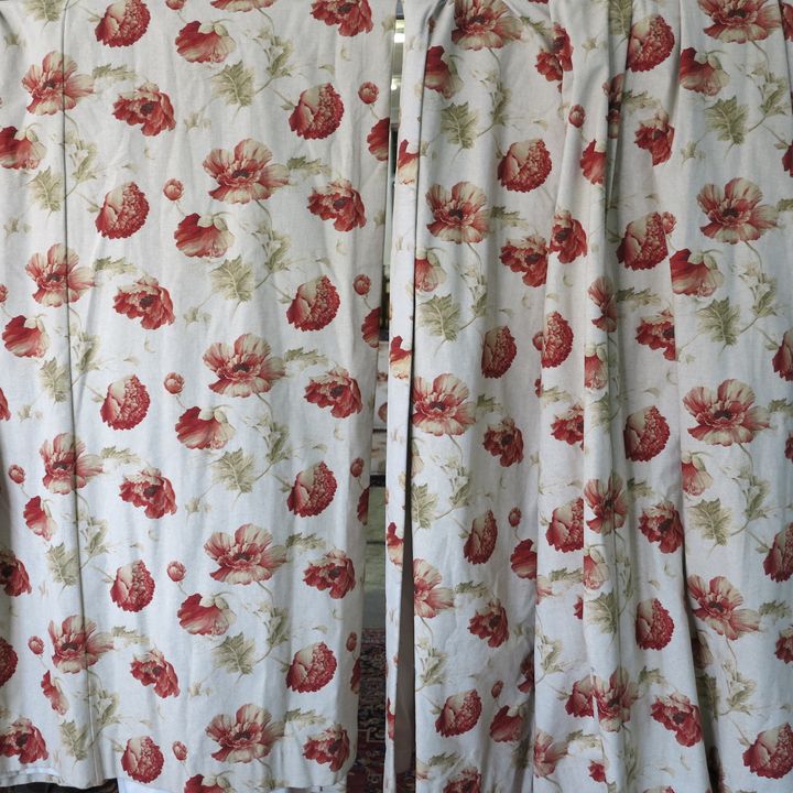TWO DROPS OF CURTAINS AND PELMET