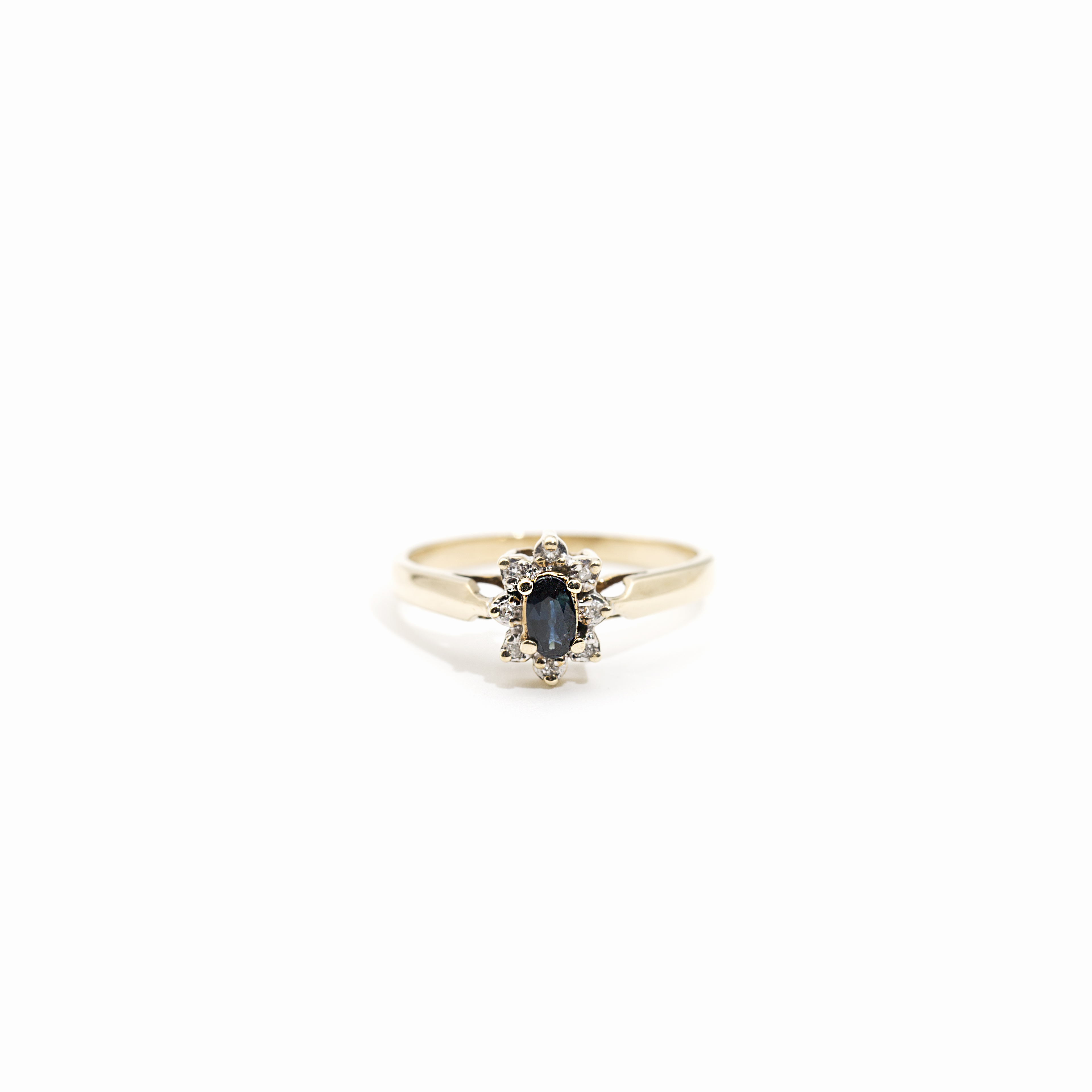 485. · 9ct Gold Sapphire & Diamond  Ring 2.1g
