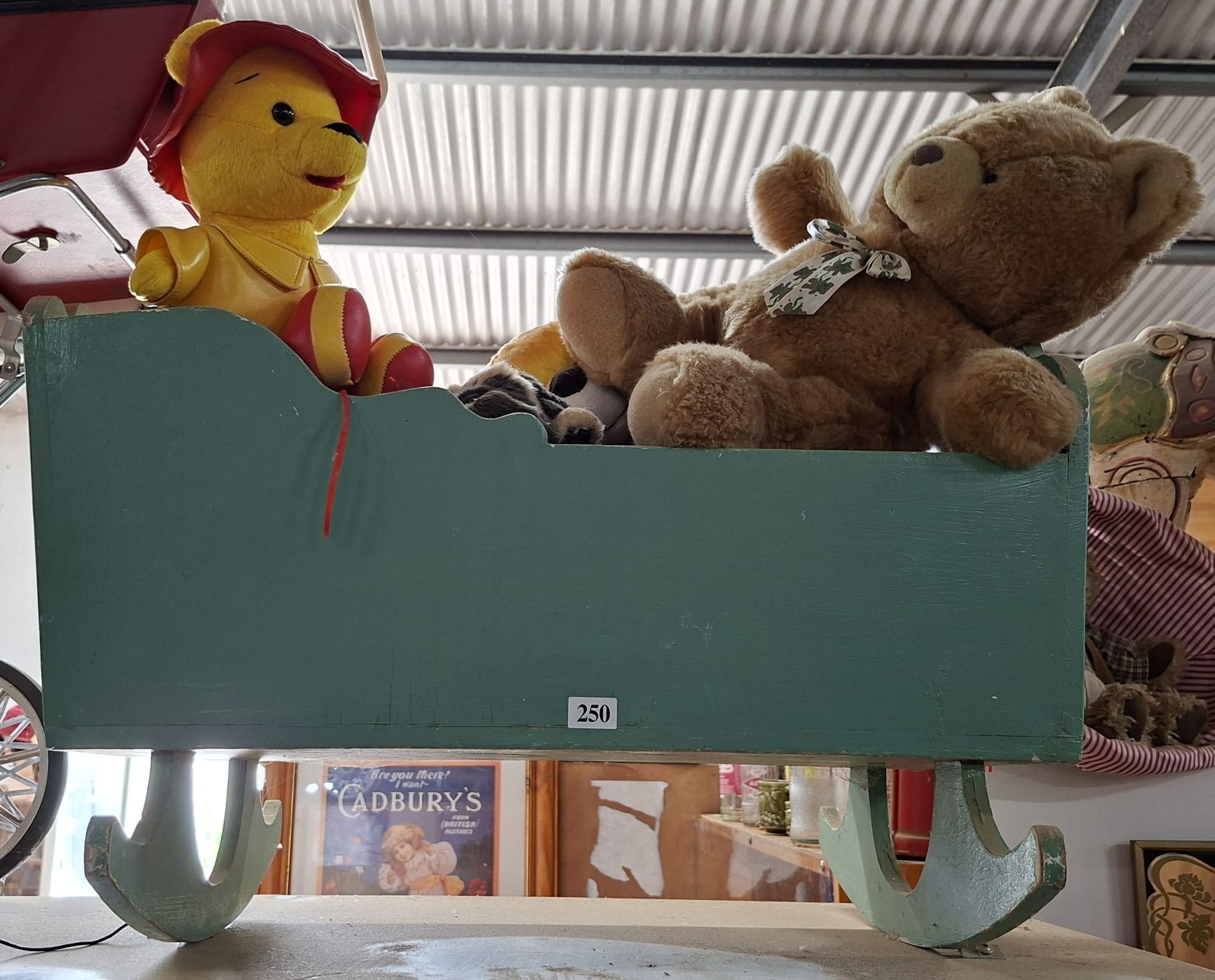 250 · DOLLS CRIB