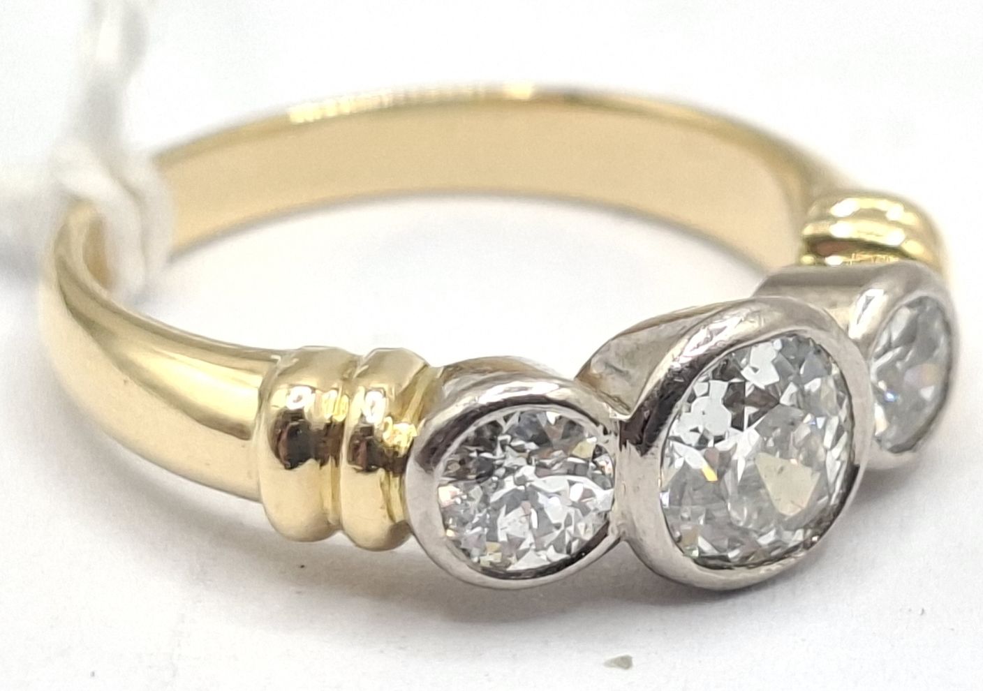 348 · 18CT GOLD DIAMOND RING