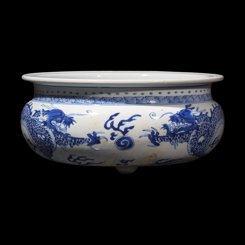 A Chinese Blue and White Dragon Censer, Qing Dynasty, Kangxi Period
或爲清康熙 青花云龍紋三足爐