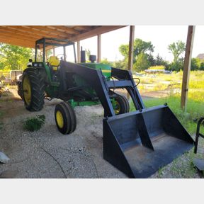 John Deere 4040 Tractor with extra heavy bucket loader