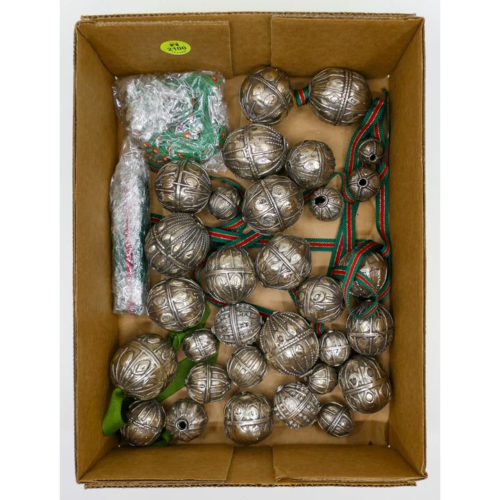 Box Decorated Silver Christmas Ball Ornaments