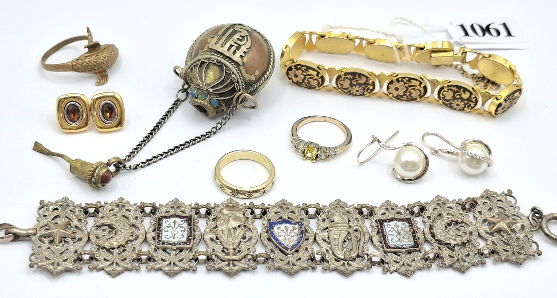 1061 · COSTUME JEWELLERY AND SILVER
