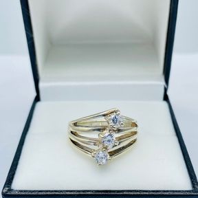 LADIES 3 CUBIC STONE MILLENNIUM RING SET IN 6G OF SILVER RING SIZE L
